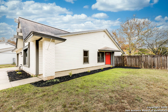 Listing photo id 1 for 6934 Country Elm