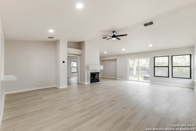 Listing photo id 3 for 6934 Country Elm