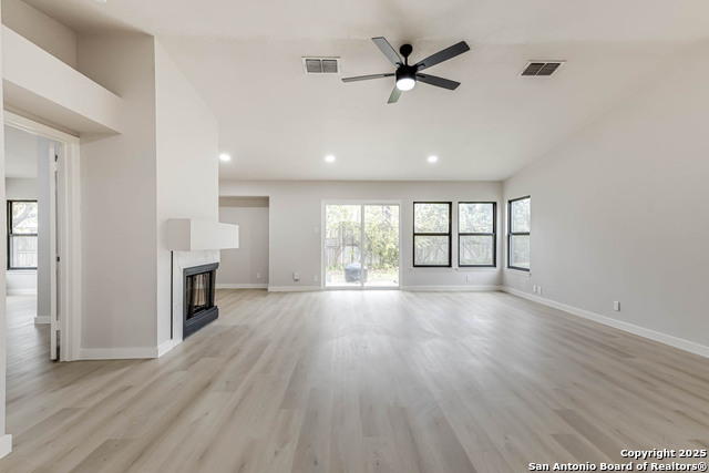 Listing photo id 4 for 6934 Country Elm