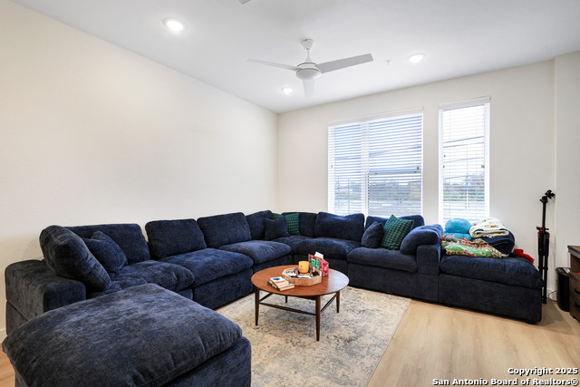 Image 11 of 26 For 719 Locust E Unit 2114