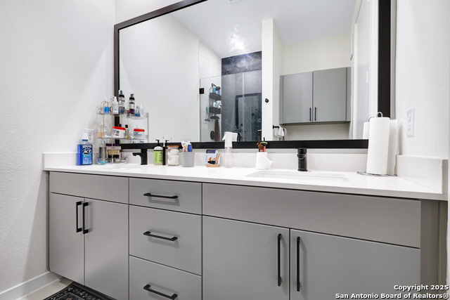 Image 16 of 26 For 719 Locust E Unit 2114