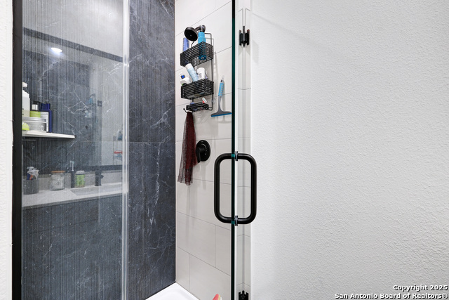 Image 17 of 26 For 719 Locust E Unit 2114