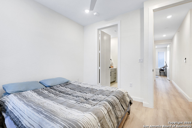 Image 19 of 26 For 719 Locust E Unit 2114