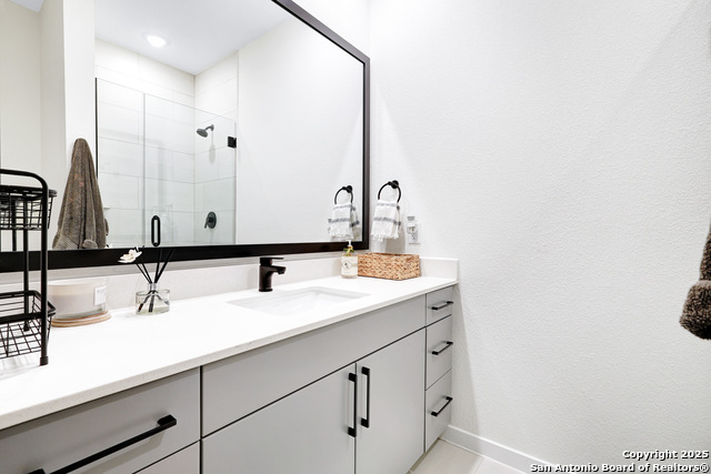 Image 20 of 26 For 719 Locust E Unit 2114