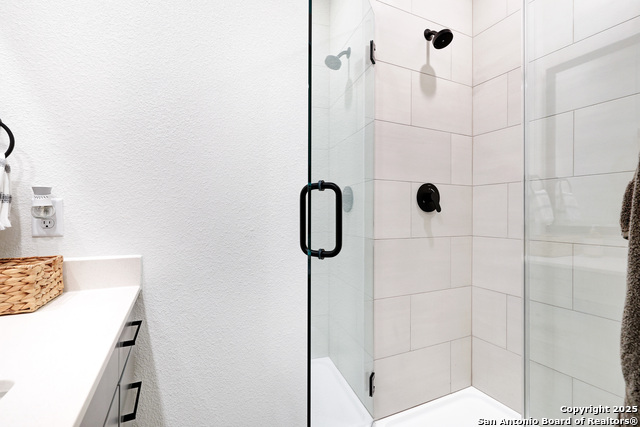 Image 21 of 26 For 719 Locust E Unit 2114