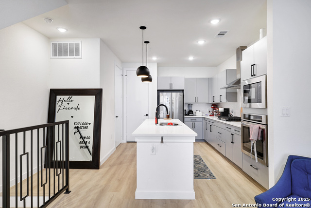 Image 3 of 26 For 719 Locust E Unit 2114