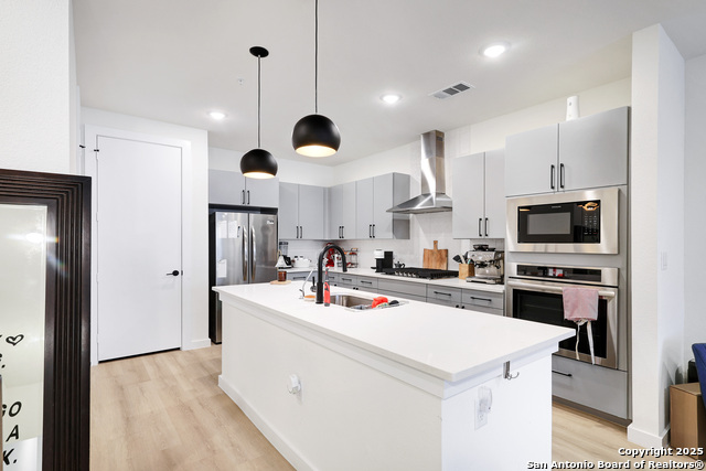 Image 4 of 26 For 719 Locust E Unit 2114