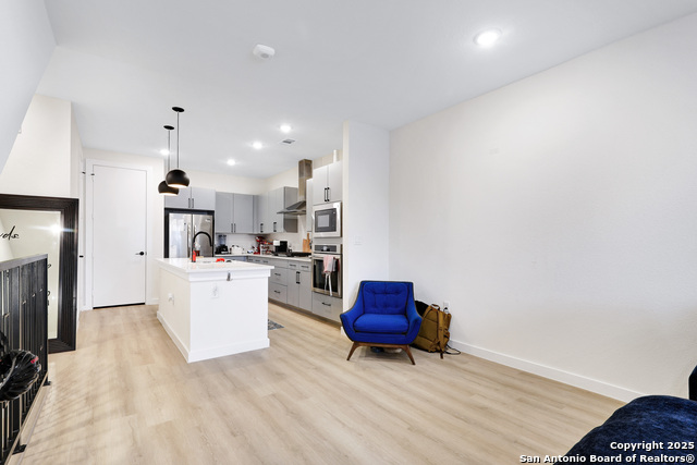 Image 8 of 26 For 719 Locust E Unit 2114