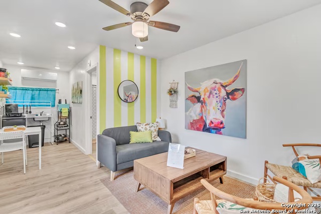 Image 3 of 36 For 1407 Leal  3