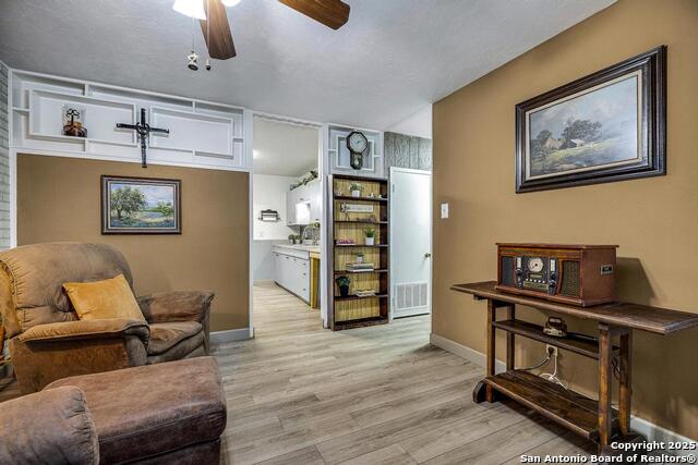 Listing photo id 2 for 943 Deely Pl