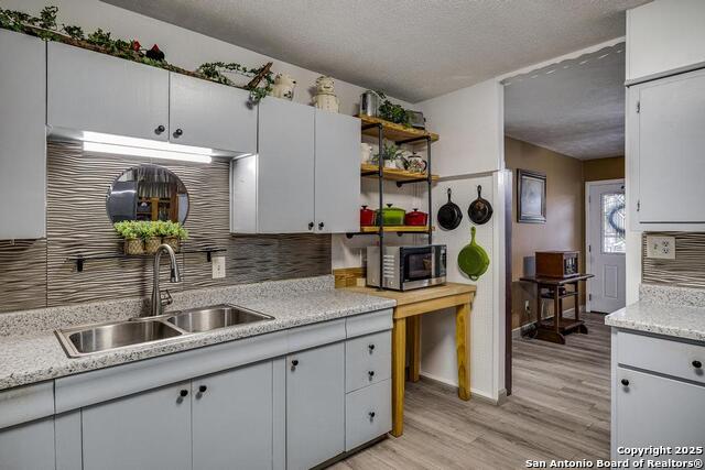 Listing photo id 4 for 943 Deely Pl