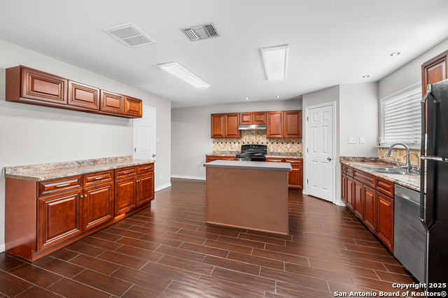 Listing photo id 10 for 8815 Mission Mdw