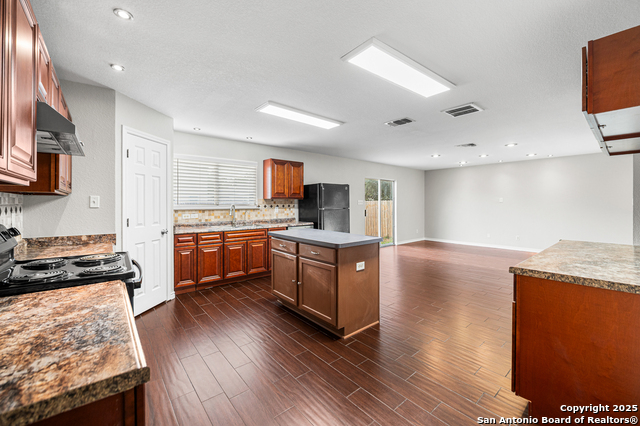 Listing photo id 11 for 8815 Mission Mdw