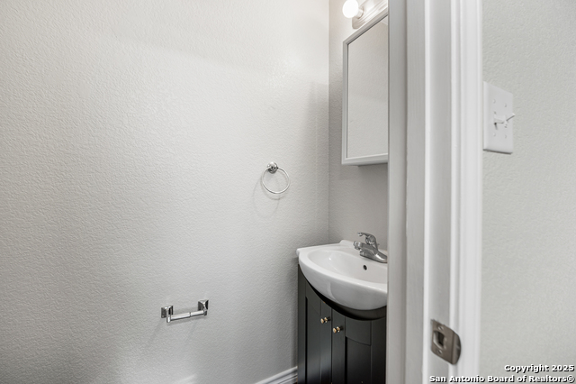 Listing photo id 13 for 8815 Mission Mdw