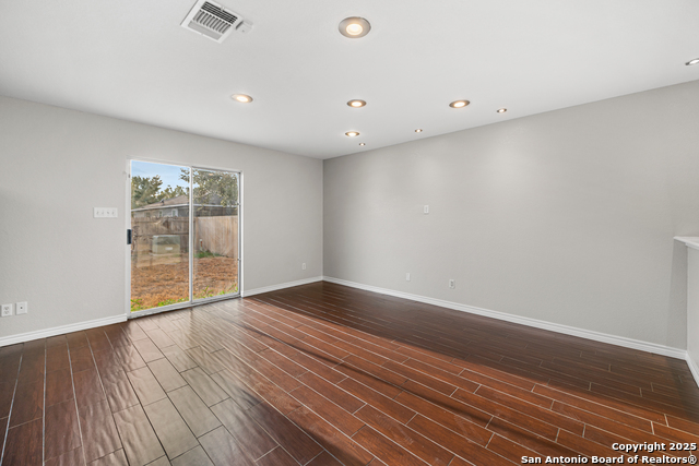 Listing photo id 6 for 8815 Mission Mdw