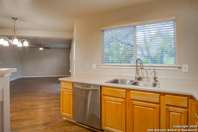 Listing photo id 3 for 17226 Irongate Rail