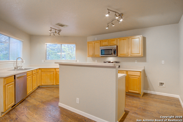 Listing photo id 4 for 17226 Irongate Rail