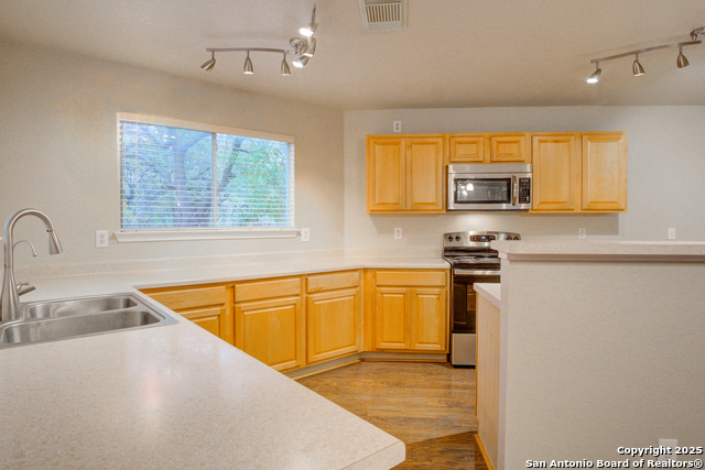 Listing photo id 5 for 17226 Irongate Rail