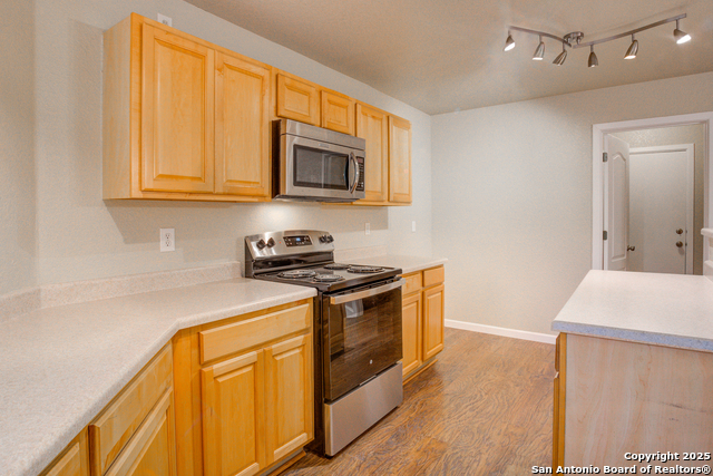 Listing photo id 6 for 17226 Irongate Rail