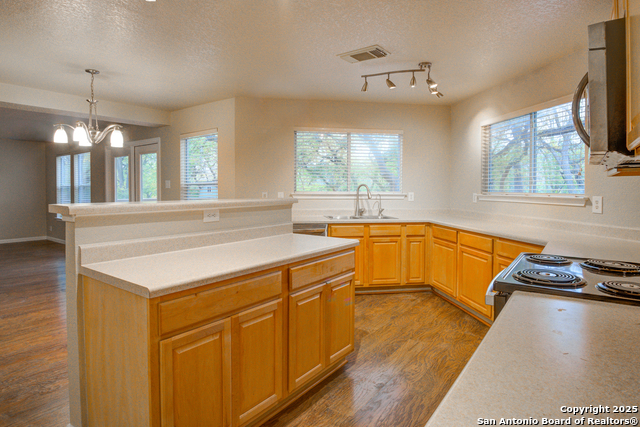 Listing photo id 7 for 17226 Irongate Rail