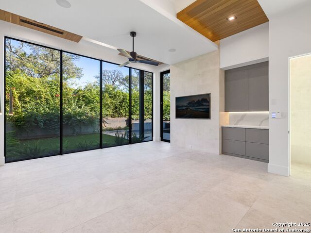 Listing photo id 31 for 24606 Cliff Line