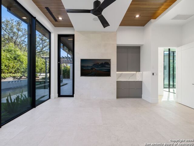 Listing photo id 32 for 24606 Cliff Line