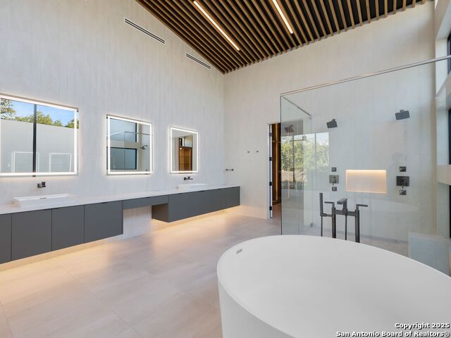 Listing photo id 35 for 24606 Cliff Line