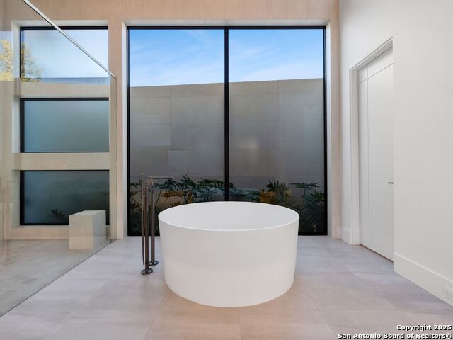 Listing photo id 37 for 24606 Cliff Line