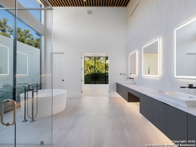 Listing photo id 40 for 24606 Cliff Line