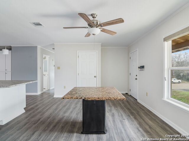 Listing photo id 8 for 3947 Southport Drive