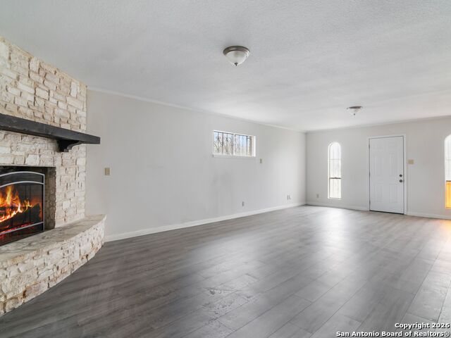 Listing photo id 10 for 3947 Southport Drive