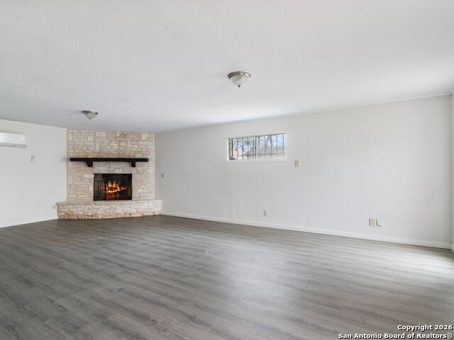 Listing photo id 11 for 3947 Southport Drive