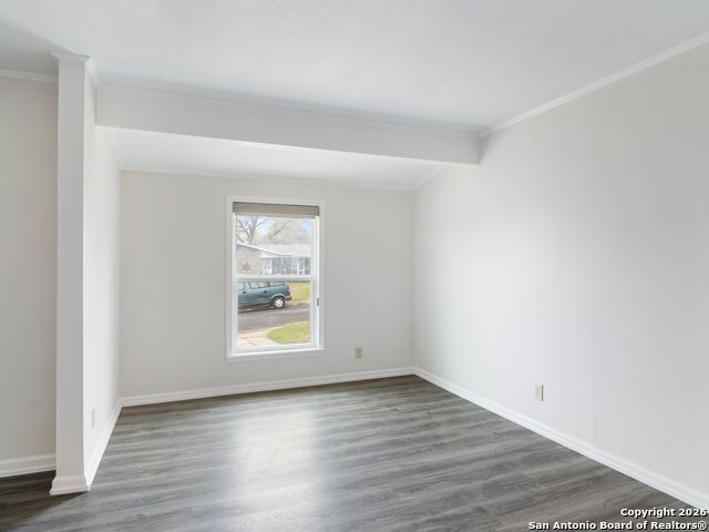 Listing photo id 12 for 3947 Southport Drive