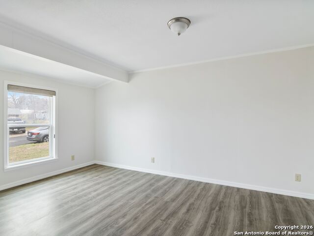 Listing photo id 13 for 3947 Southport Drive