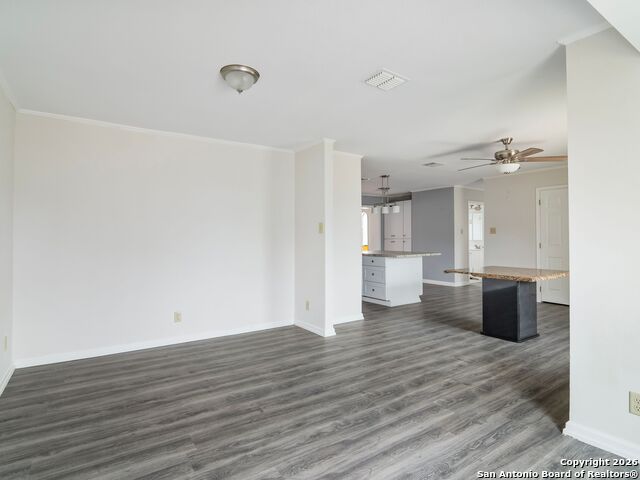 Listing photo id 14 for 3947 Southport Drive