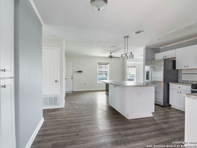 Listing photo id 15 for 3947 Southport Drive