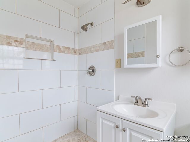 Listing photo id 17 for 3947 Southport Drive