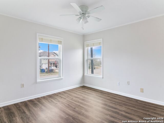 Listing photo id 18 for 3947 Southport Drive