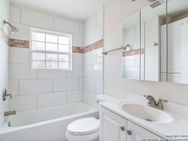 Listing photo id 19 for 3947 Southport Drive