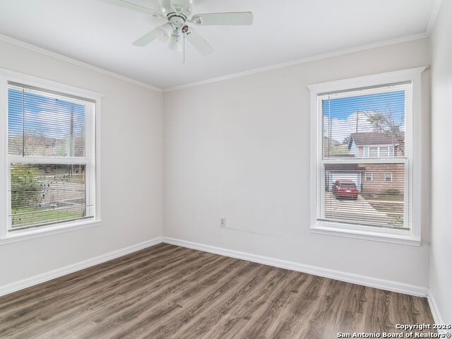 Listing photo id 21 for 3947 Southport Drive