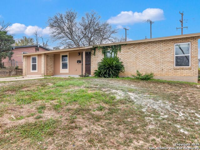 Listing photo id 23 for 3947 Southport Drive