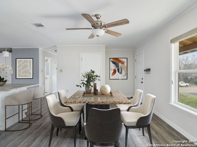 Listing photo id 1 for 3947 Southport Drive