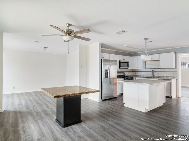 Listing photo id 2 for 3947 Southport Drive