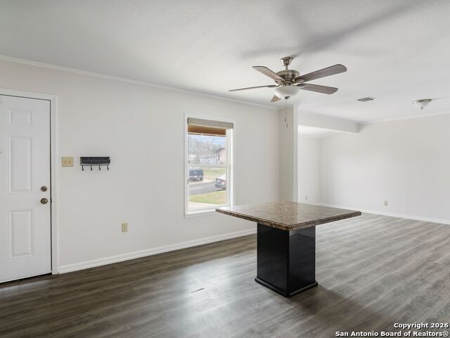 Listing photo id 3 for 3947 Southport Drive