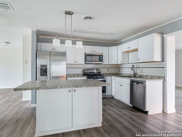 Listing photo id 4 for 3947 Southport Drive