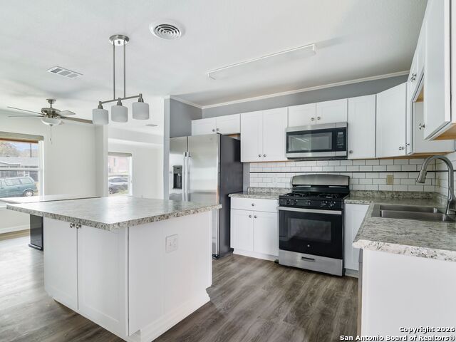 Listing photo id 5 for 3947 Southport Drive