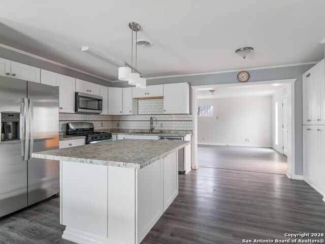 Listing photo id 6 for 3947 Southport Drive