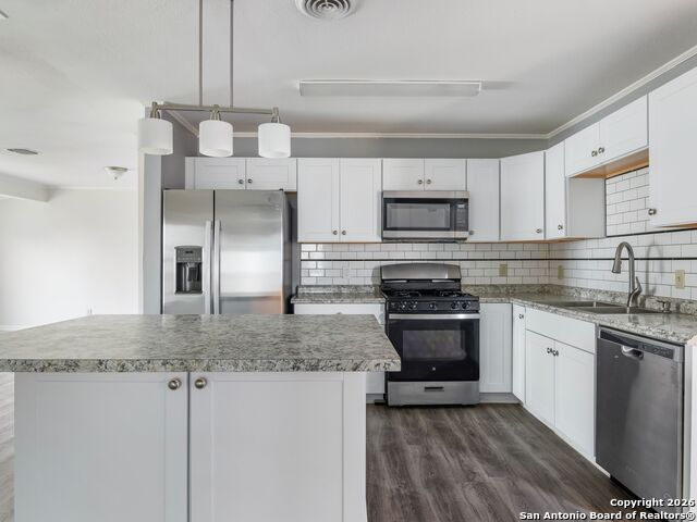 Listing photo id 7 for 3947 Southport Drive