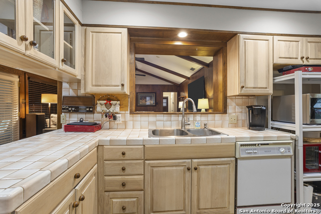 Listing photo id 13 for 6414 View Pt