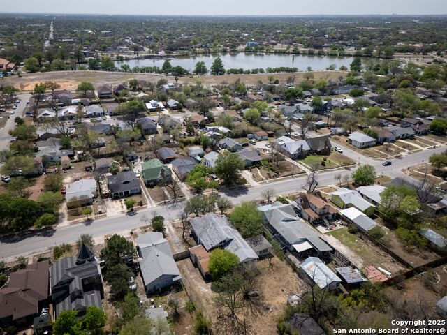 Image 19 of 36 For 1907 Woodlawn Ave W